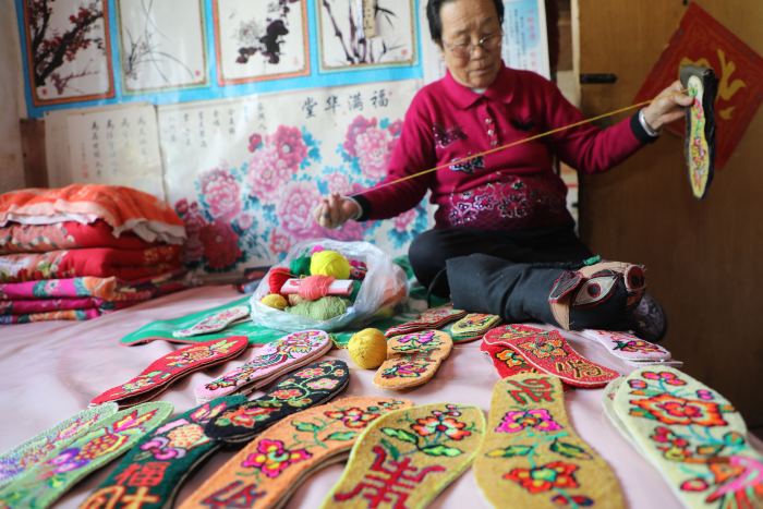 一针一线总是情!无棣一“闲不住奶奶”手工缝制近千双鞋垫送乡邻