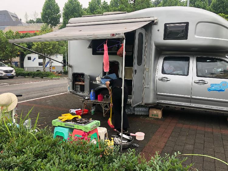 60岁打算长期旅行买什么房车划算,退休夫妻房车环游中国