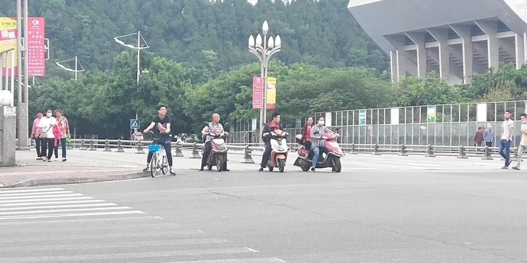 交警驾乘摩托车佩戴安全头盔,驾驶轻便摩托车没戴头盔怎么处罚