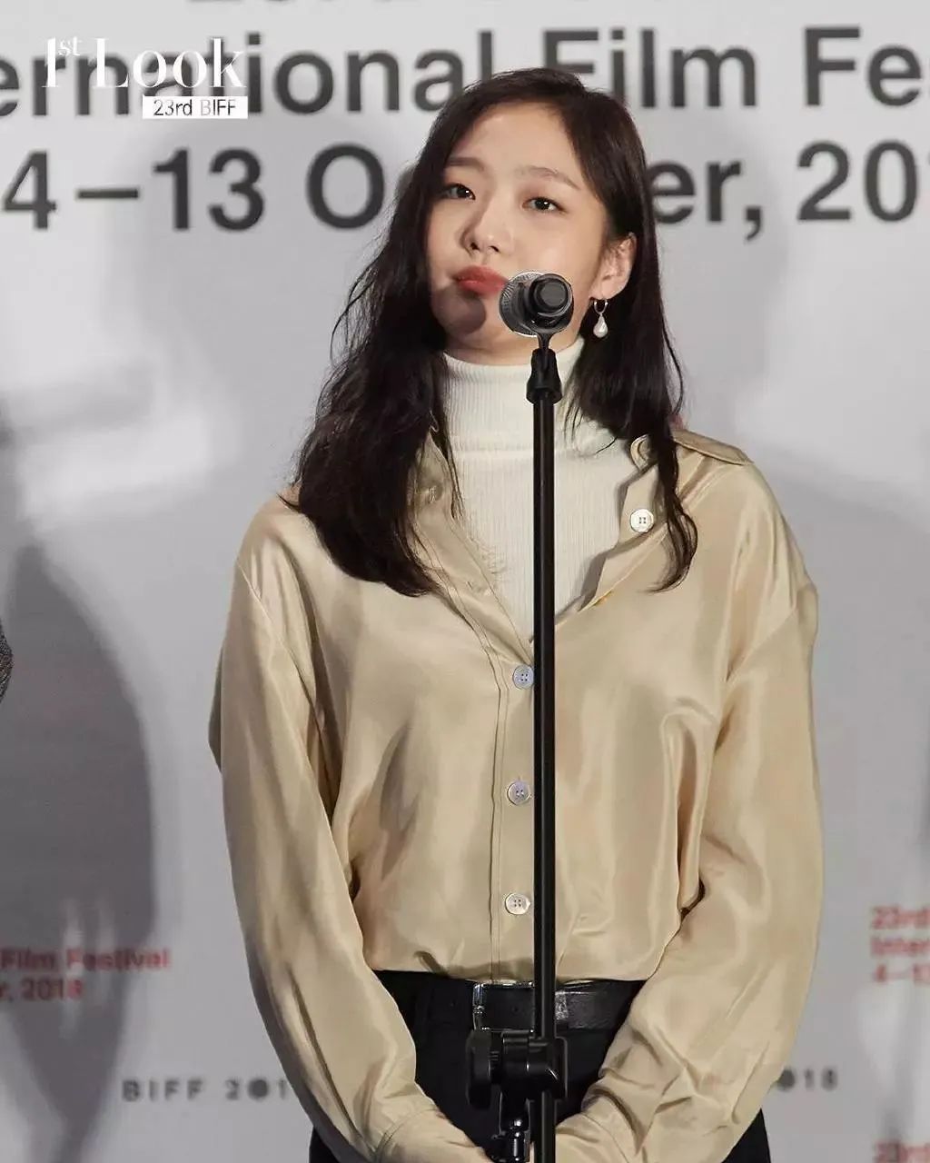 曾因长相被骂到注销账号，这位韩国单眼皮女孩颠覆了我们的审美....