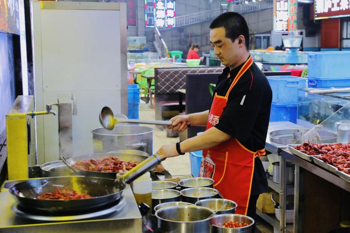 夜市亮了|“赌上全部身家拼一把”，隐藏在杭州钱江新城的大排档，吃吗？