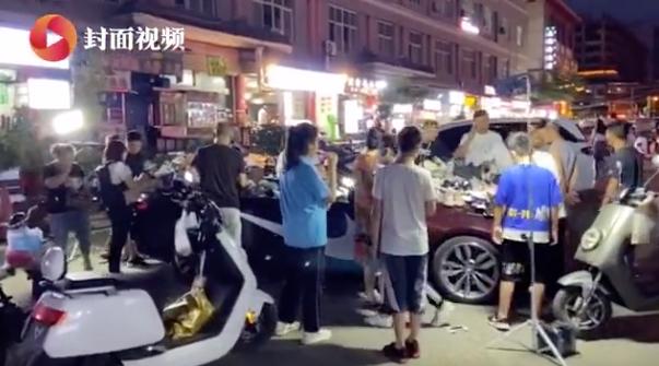 潮流圈早已盛行的“摆摊文化”，是品牌“名利场”还是卖鞋赚40万刀的神话？