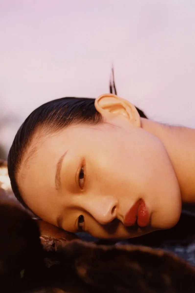 开完双眼皮为什么要往上看,开过的双眼皮可以再埋线吗