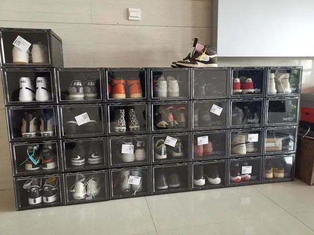 小伙给美女买lv包,男孩为了给女友买lv包远走他乡