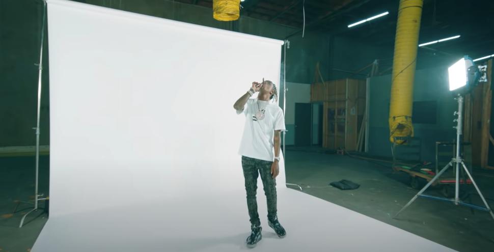 杰伦黑丝绸，TS天价AF1，近期MV中的“私藏热爱”各不相同