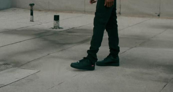 杰伦黑丝绸，TS天价AF1，近期MV中的“私藏热爱”各不相同