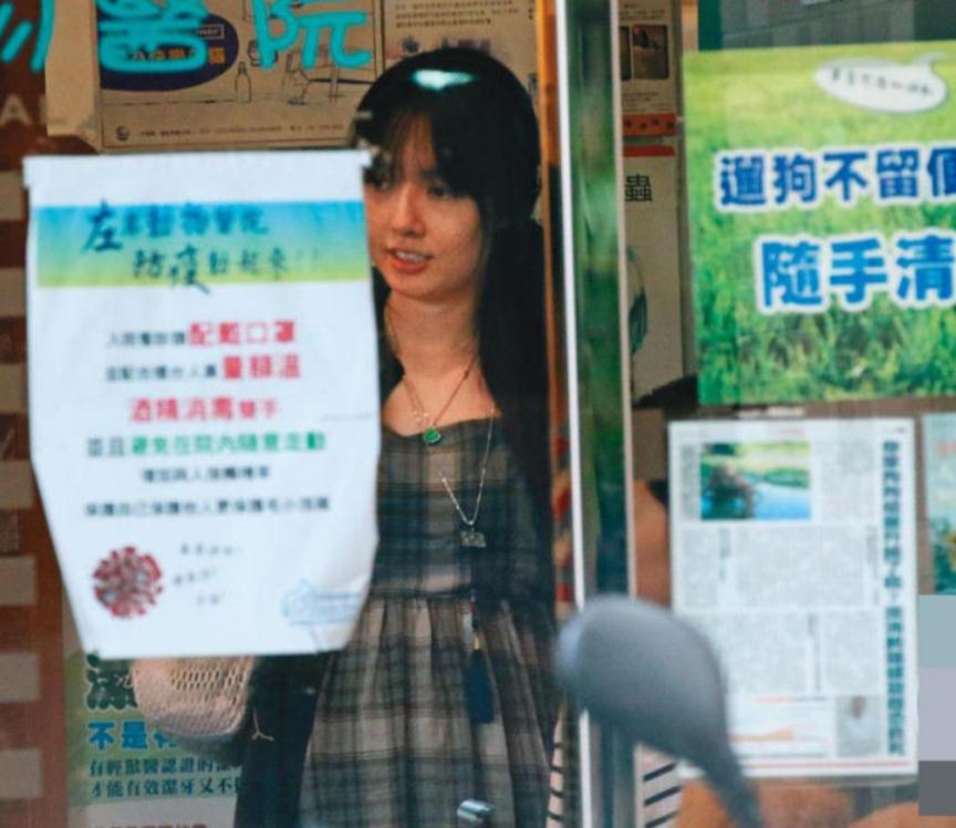 郭碧婷几岁挺孕肚逛街,郭碧婷小腹微凸疑怀孕