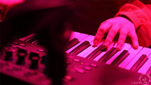 太刚了！这店居然敢开在「中国第一夜店」楼下...