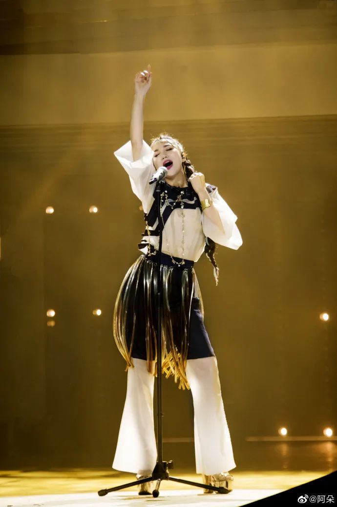 让《男人装》脱销的性感妖姬，如今更绝了