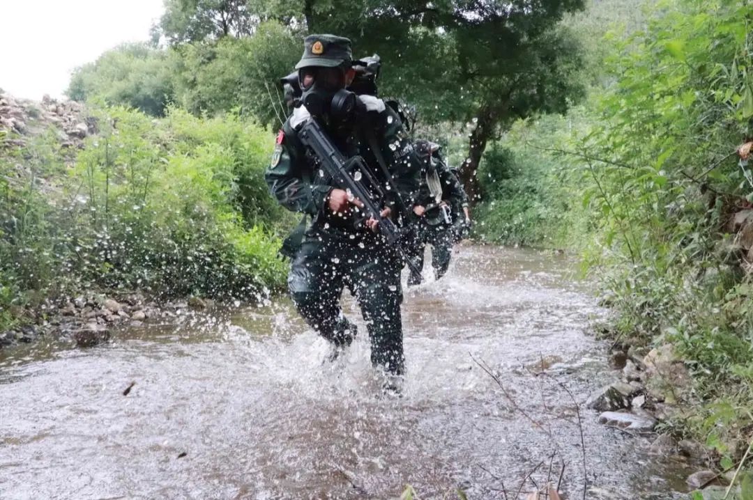 特战队员极限训练仅用7分成功,特战队员极限训练仅用7分逃生