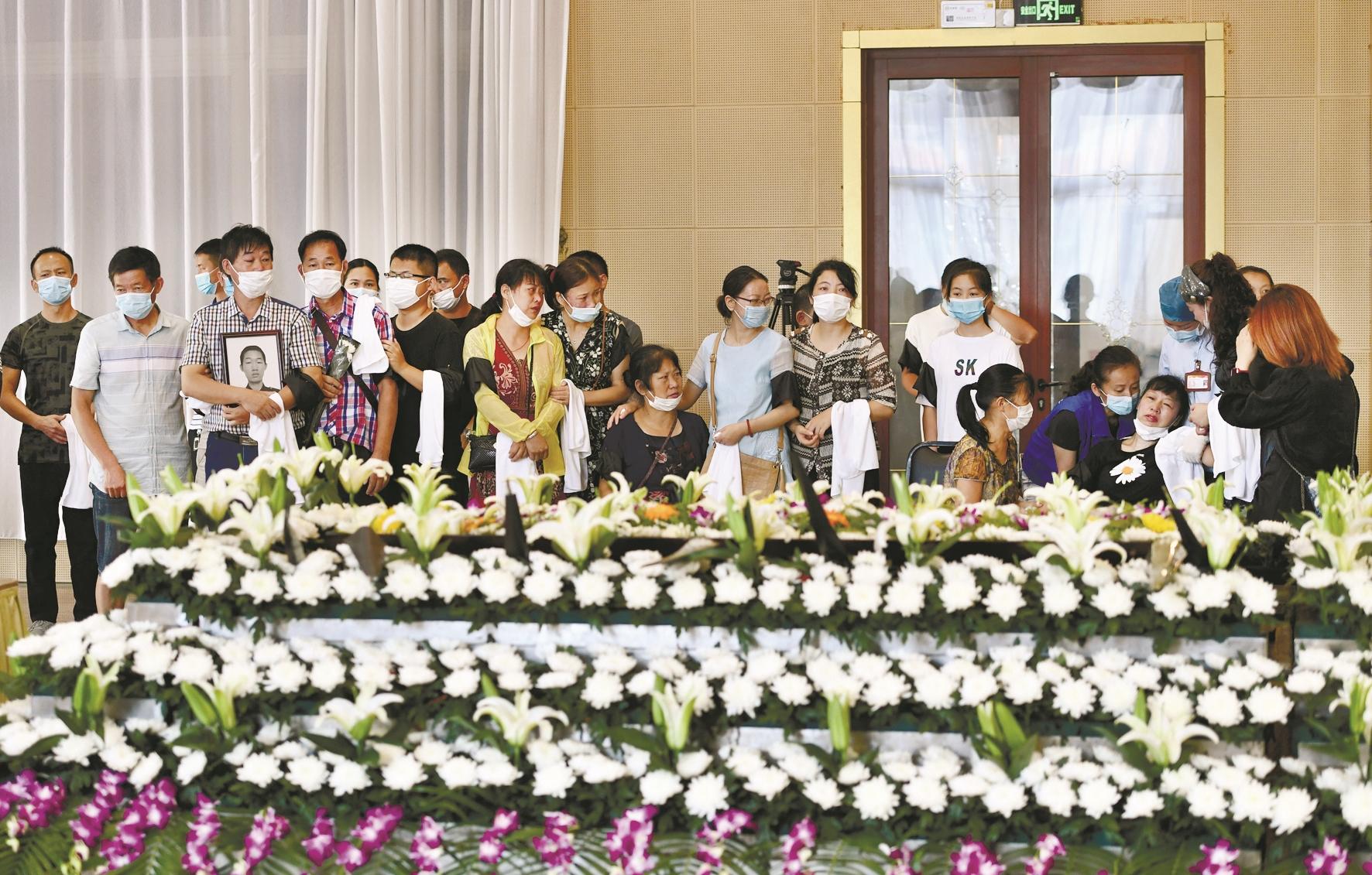 细雨哭英雄，哀思祭军魂！东莞隆重举行追悼会送别关腾飞