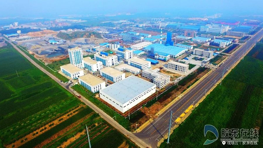 跟着干部视察工作,跟着领导们参观应该站在哪里