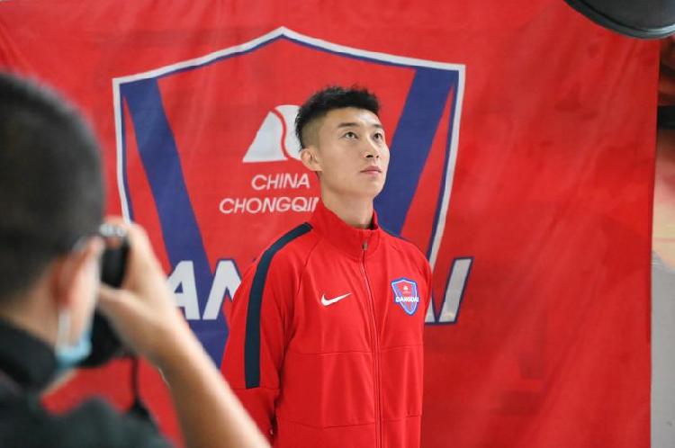 重庆当代队中超联赛定妆照拍摄完毕：教练球员也要打粉底修眉毛，但主帅张外龙主动要求“素颜出镜”