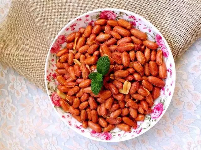 没放油的炒花生放多久变脆,炒花生先放盐还是后放盐
