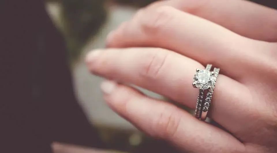 三克拉的钻戒一般要多少钱,三克拉方钻戒大概多少钱