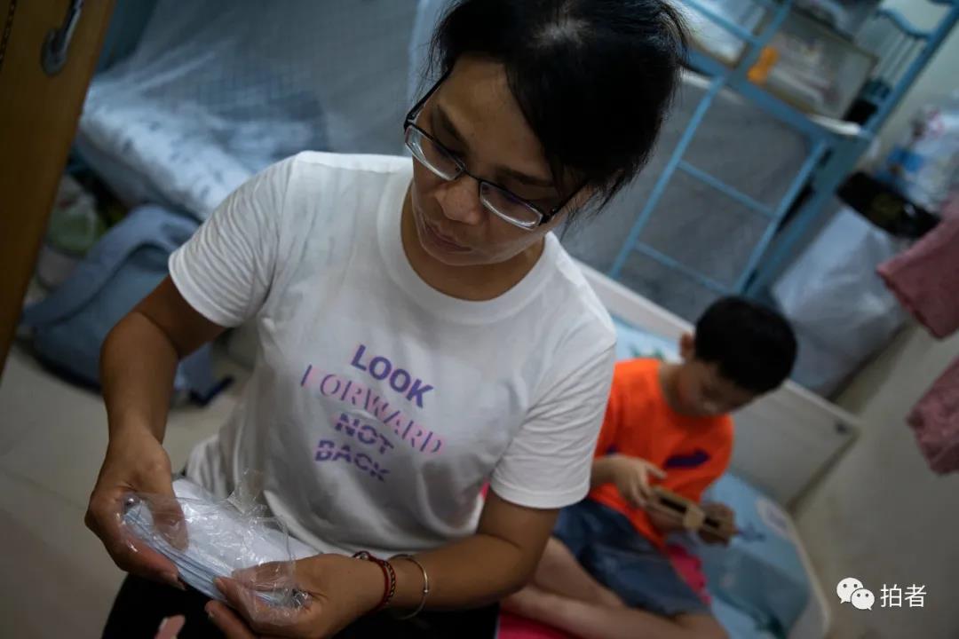 香港单亲妈妈住8平方劏房,香港深水埗劏房单亲妈妈