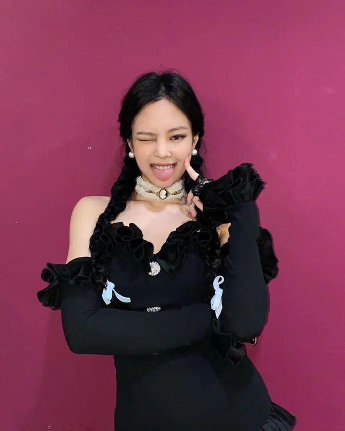 jennie黑色短裙舞台造型,jennie舞台短裙转圈