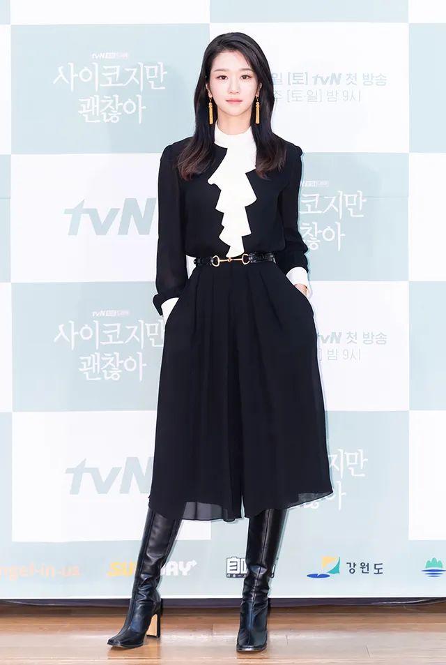 jennie黑色短裙舞台造型,jennie舞台短裙转圈