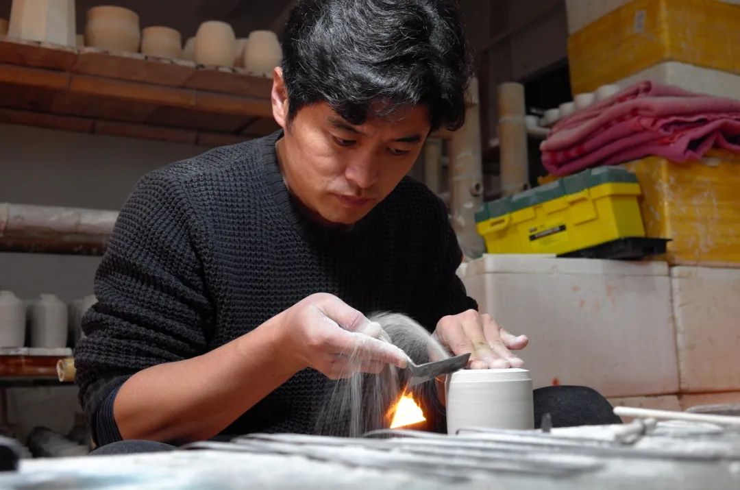 把故宫红、青花蓝捧在手心，以“银杯”畅饮