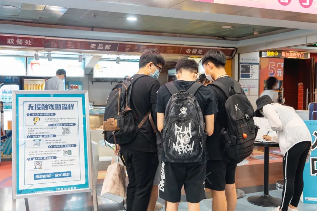 久违的电影院,久违的电影院一场电影两张票