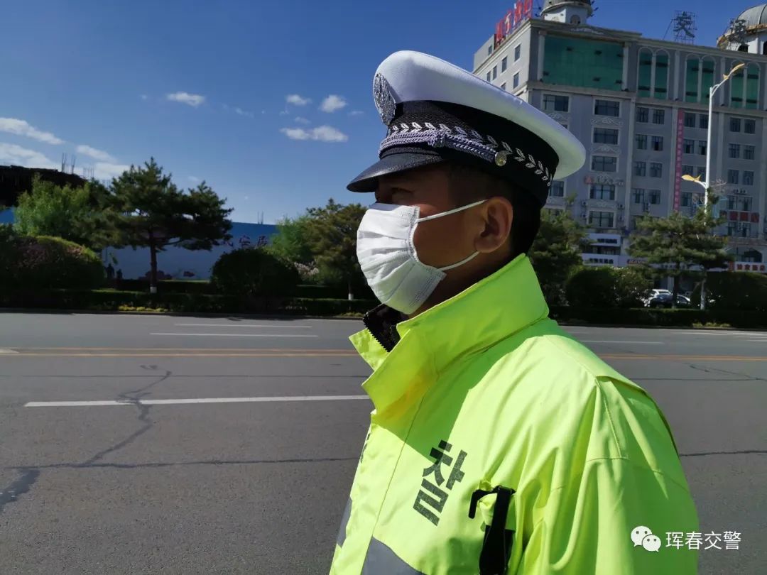 最美交警的温暖瞬间,致敬最美交警风雨中的坚守