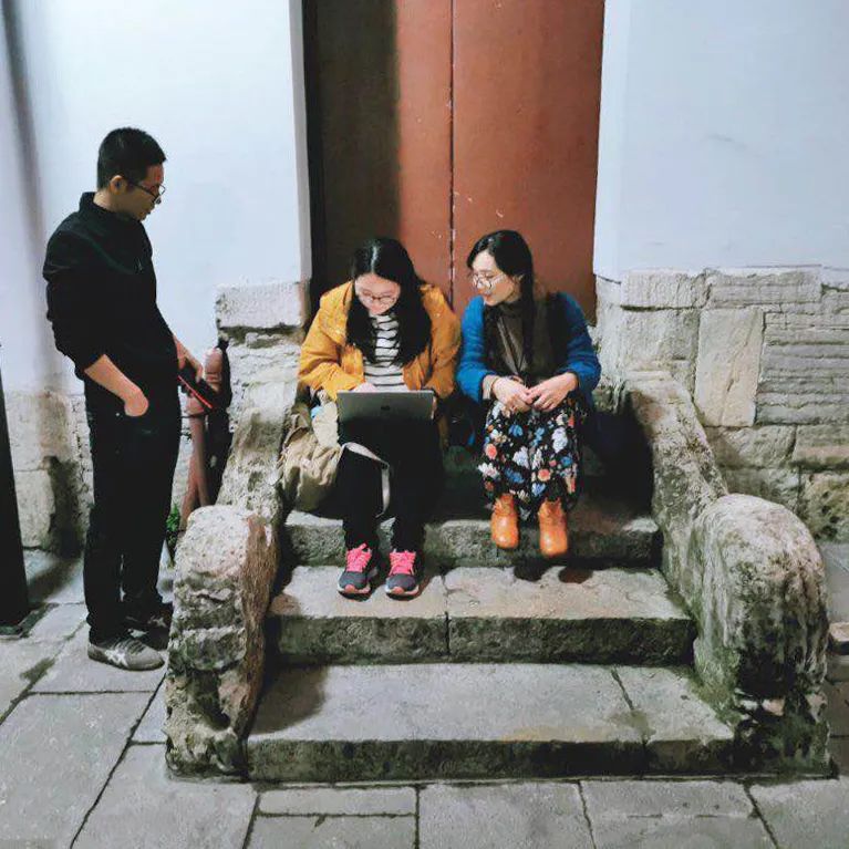 27岁突发耳聋，她却成了月入5万的自由职业者——一个平凡女孩可以如何对抗命运