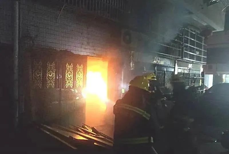 5人雪夜被困消防救援,6人被困火场消防救援