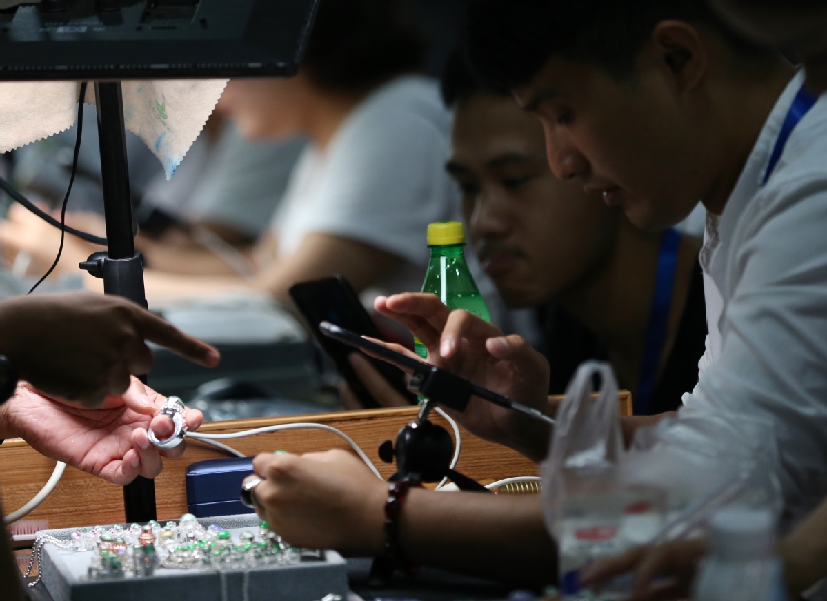 「打卡我的小康生活」翡翠直播助力边城瑞丽发展“夜间经济”红似火