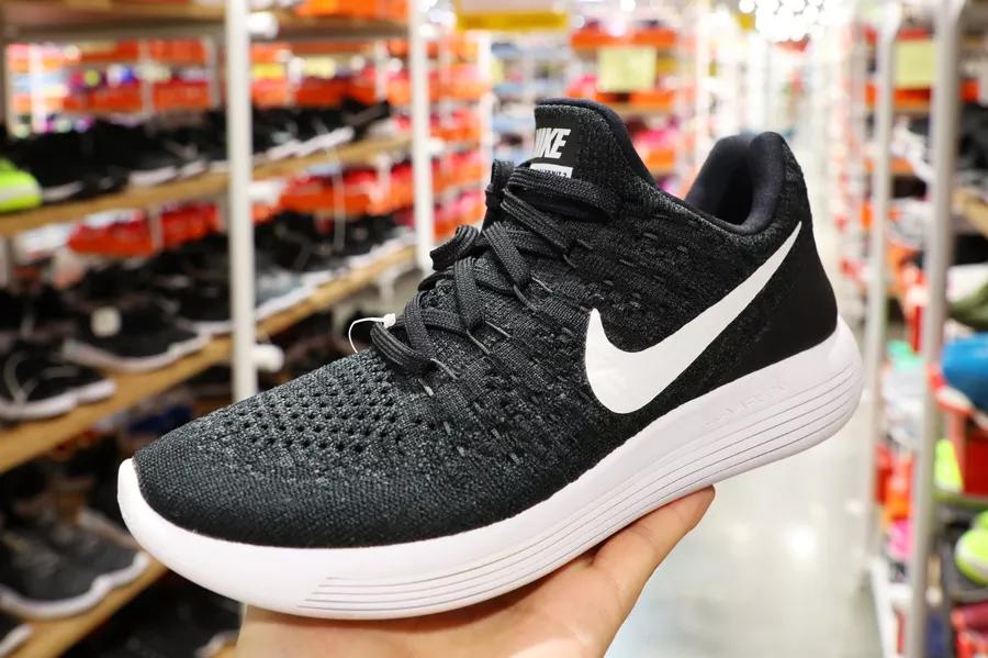 上海荟品仓阿迪达斯男款跑鞋,荟品仓城市奥莱青浦店nike