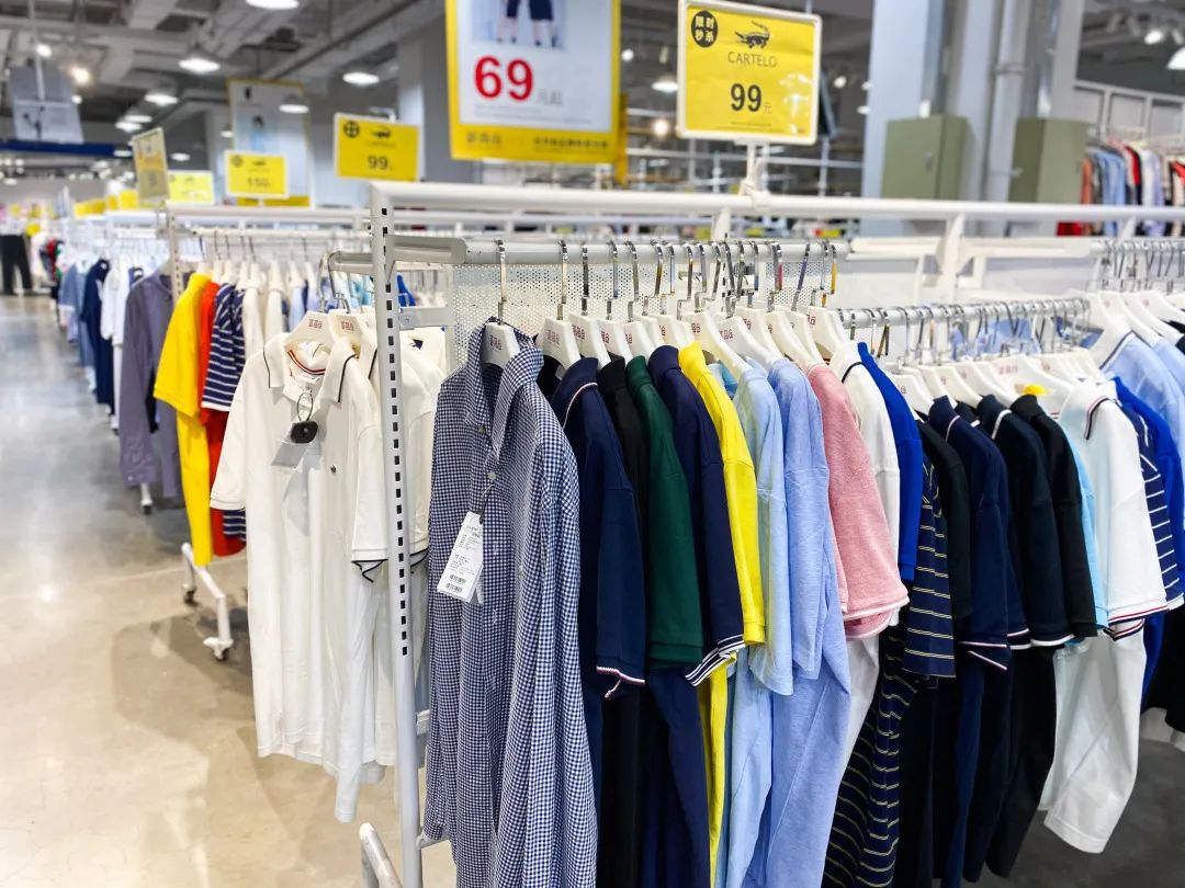 上海荟品仓阿迪达斯男款跑鞋,荟品仓城市奥莱青浦店nike