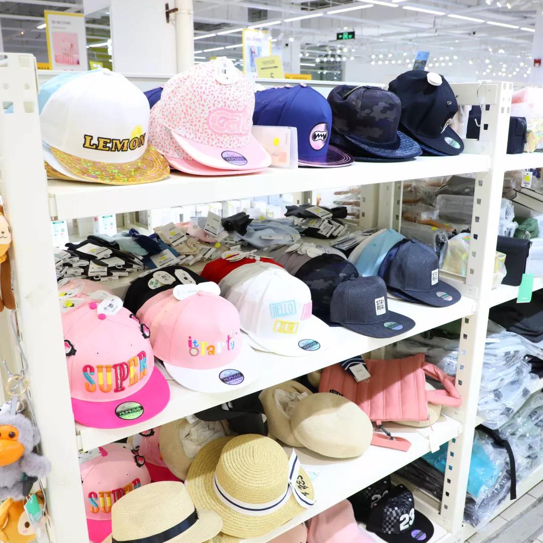 上海荟品仓阿迪达斯男款跑鞋,荟品仓城市奥莱青浦店nike