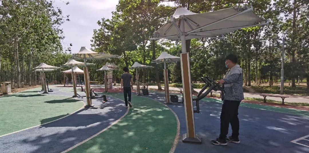 漫游古城享受惬意时光,感受大自然的气息和美景逛新城