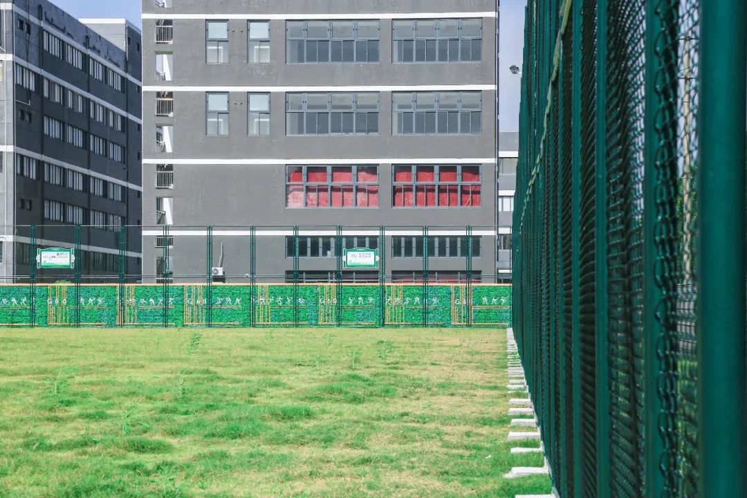 松江小昆山足球场,上海松江大学城足球场