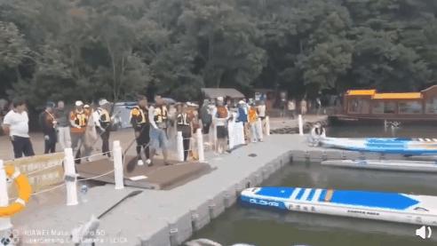 “这移动篮球架可还行？”爸爸又解锁了带娃新方式，笑掉大牙哈哈哈哈哈哈哈