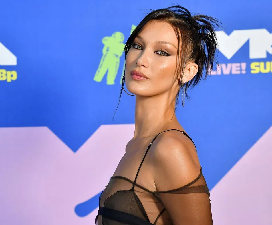 讲真的｜Gaga连换9套装备，贝拉和盆栽哥VMA“重聚”