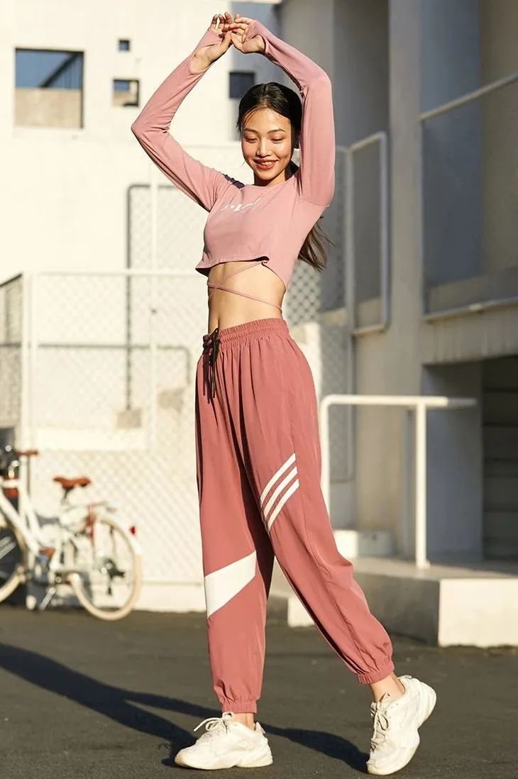 女团裤子宽松同款,女团服装显瘦遮胯平价