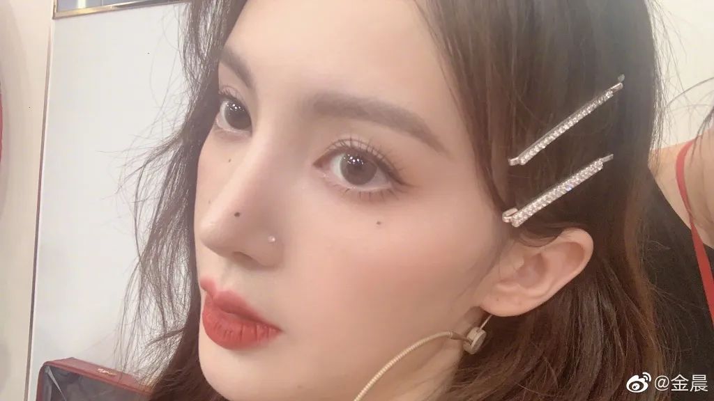 BAO美啦｜在脸上怒点七颗痣，金晨老师真的有颜任性...