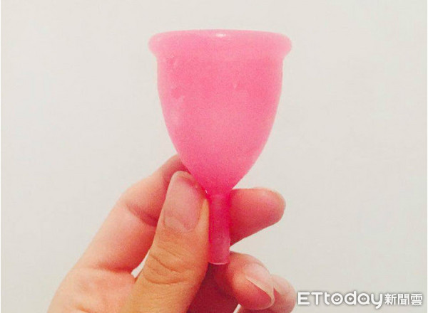 月亮杯卡*体下**3天！19岁妹挖不出　医生内诊一夹见染血实体吓到