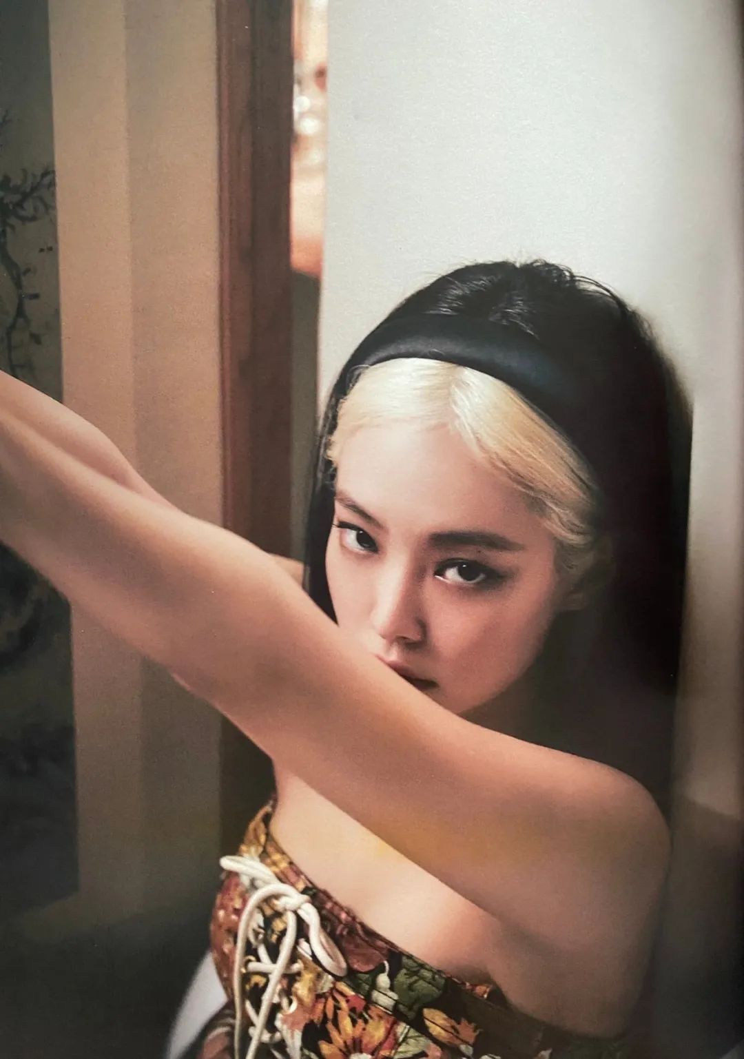 jennie最新配饰,jennie蝴蝶结半扎发