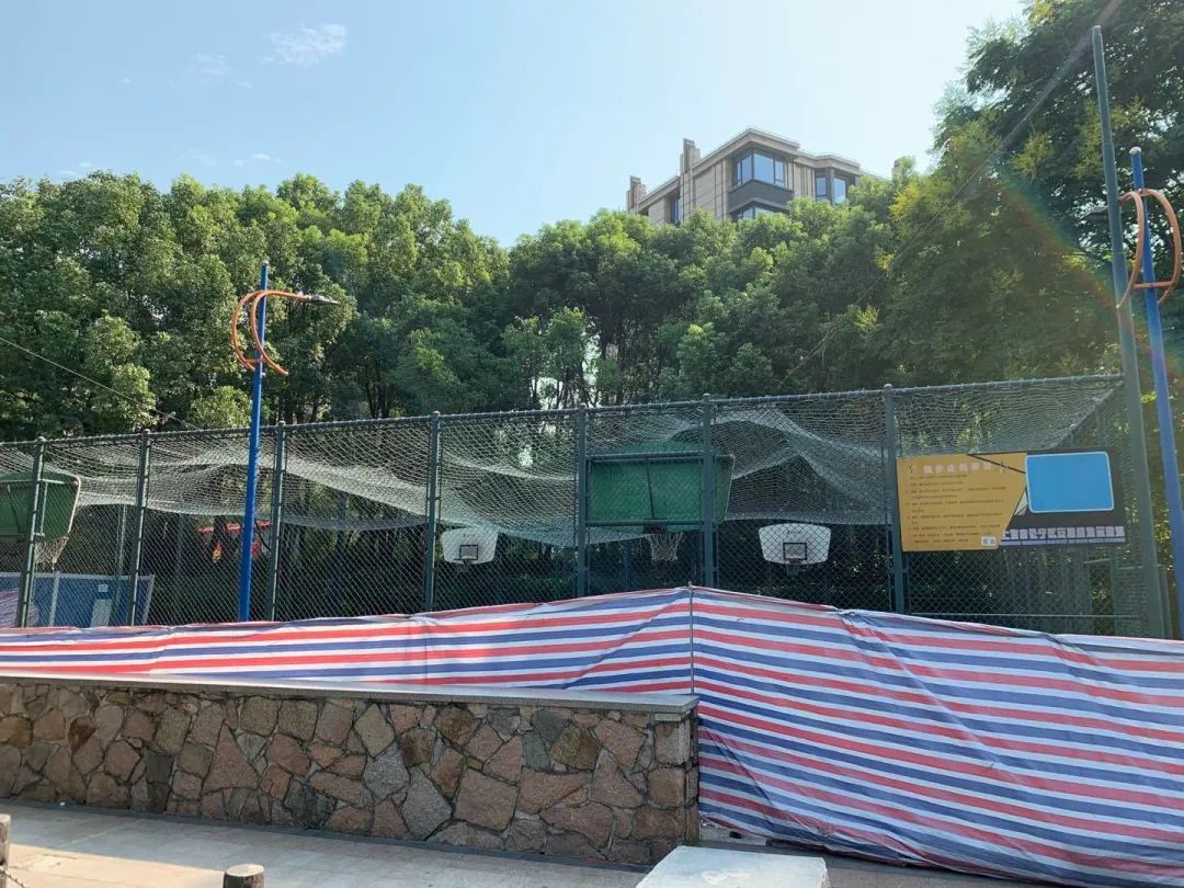 假日里公园,安顺绿地笼式足球场