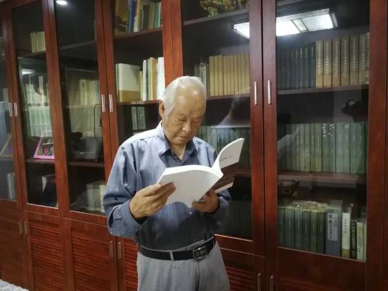 一名优秀的老师是什么样的,一位合格的老师应具备什么