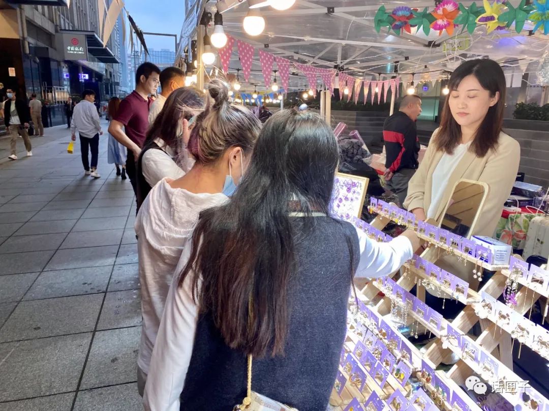 南京路步行街“百世新”组合出道,佛罗伦萨小镇五城联动,买买买不停