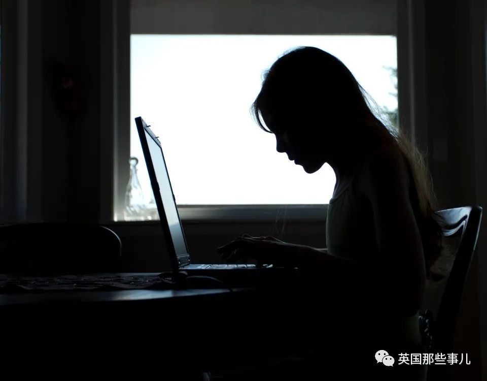 10岁开始沉迷成人片，现在羞耻的一度想自杀..这英国妹子，压力有点大...