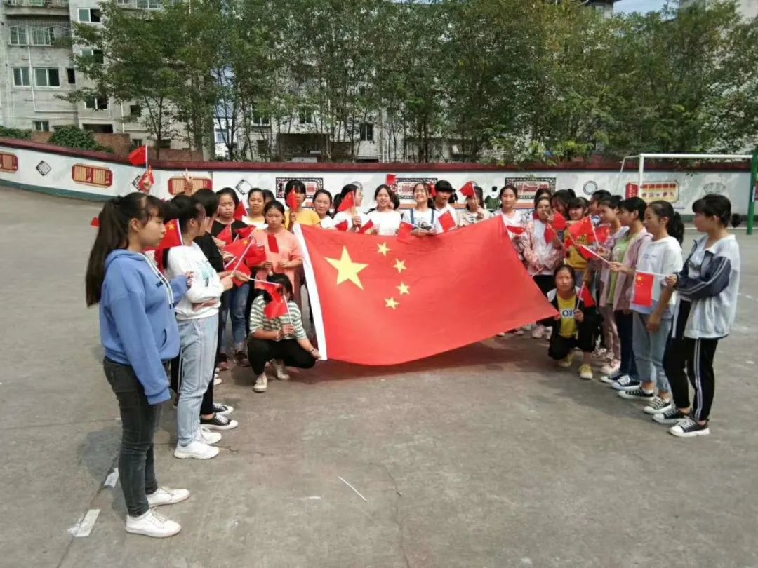 请跟我一起向祖国表白,深情的向祖国表白