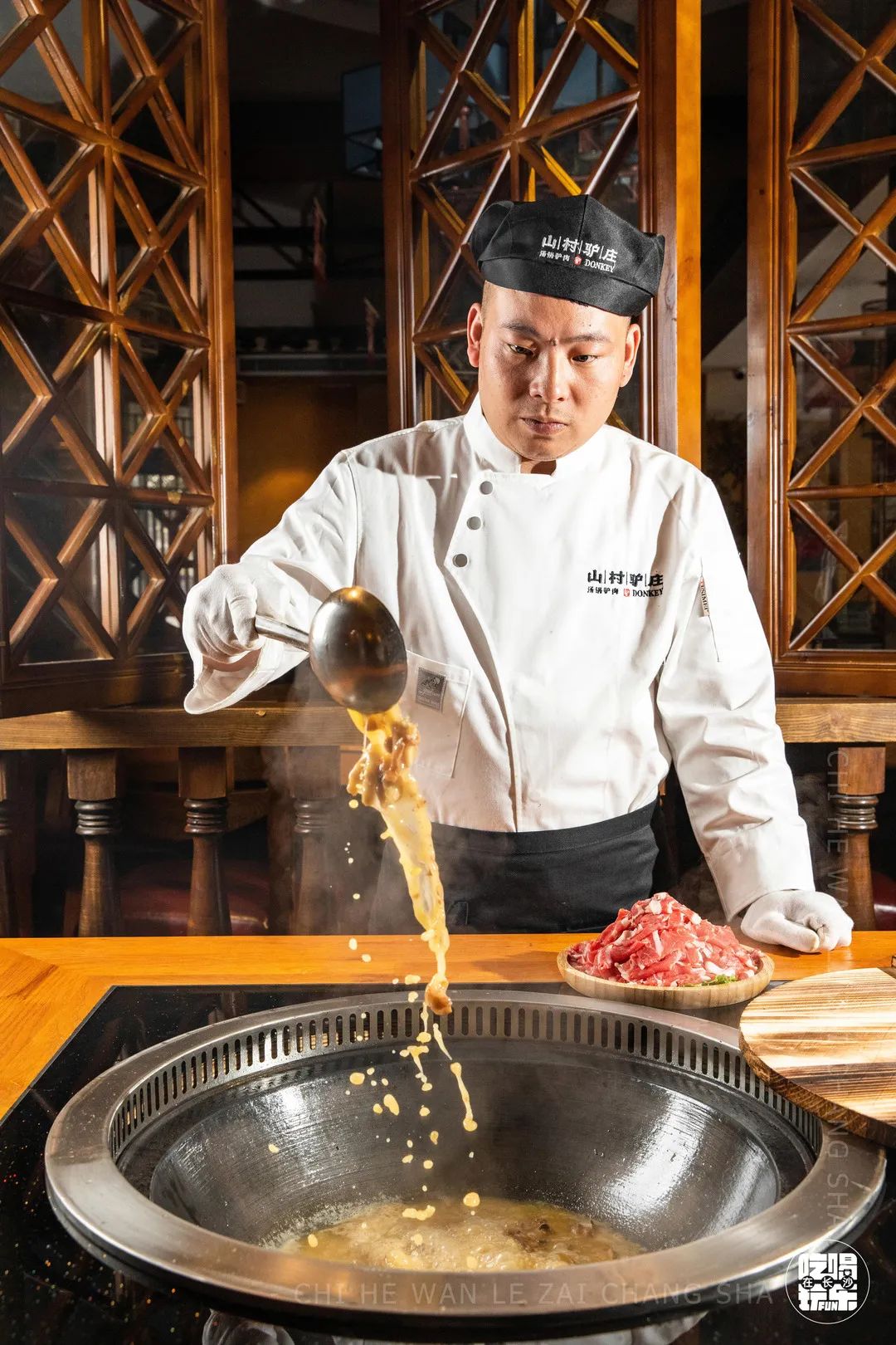 火爆10年的「山村驴庄」终于来长沙啦！扬言要用汤锅驴肉霸占长沙人的餐桌