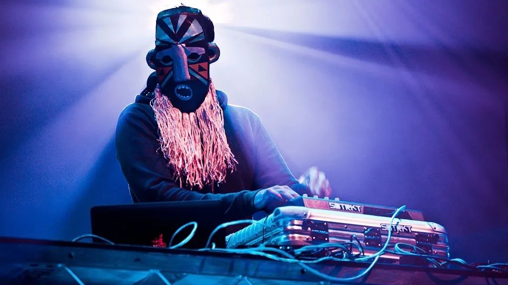 连吴赫都偏爱的「面具」,原来早就成为时装秀场的常客