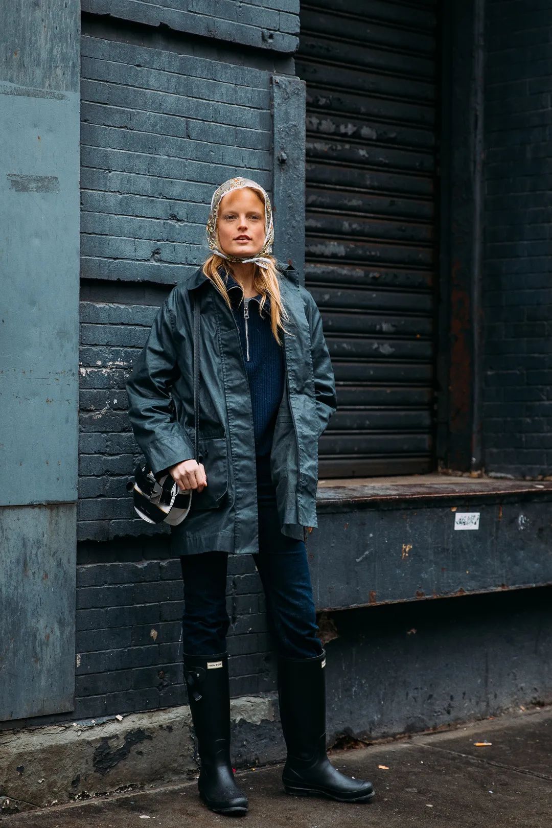 同样的预算买二手车还是新车,爆款靴子和小众靴哪个好