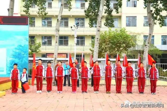 高举团旗跟党走黑板报,高举团旗跟党走主题板报