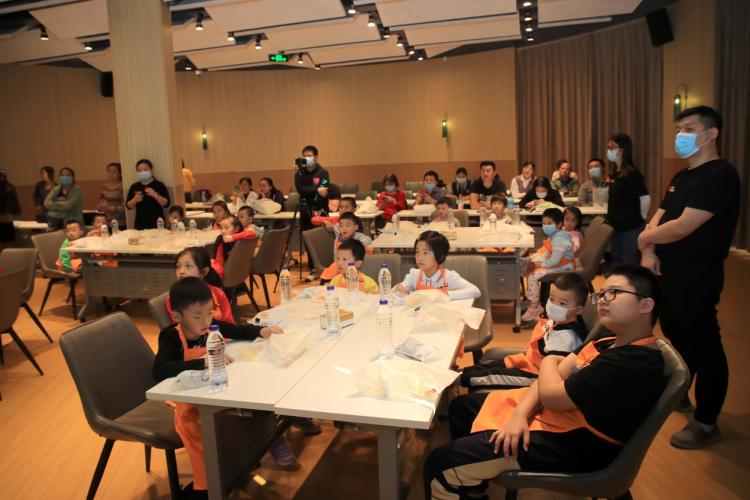 来“社区之家“的”科学总动员“公益课堂争做“小小科学家“！在家门口即可感受科学之美