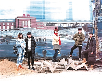 他用照片“贩卖”焦虑和彷徨